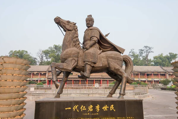 SHANXI, CHINA - 27 de septiembre de 2015: Estatuas de Li Shimin en el templo de Jinci. un sitio histórico famoso en Taiyuan, Shanxi, China . —  Fotos de Stock