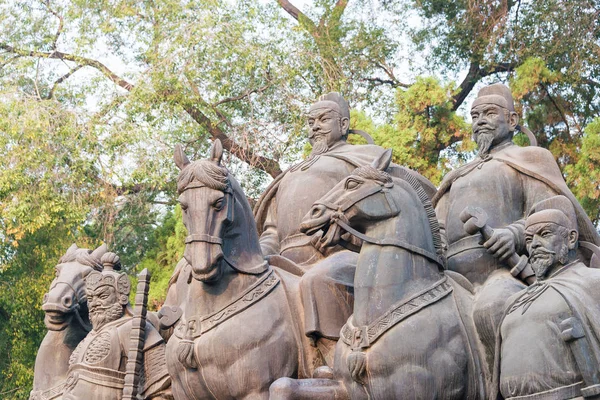SHANXI, CHINA - 27 de septiembre de 2015: Estatuas de Li Shimin y generales en el templo de Jinci. un sitio histórico famoso en Taiyuan, Shanxi, China . — Foto de Stock