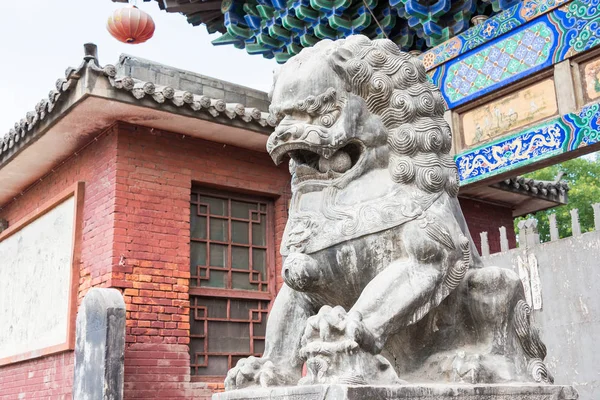 SHANXI, CHINA - 03 de septiembre de 2015: Estatua de León en el Templo Shuanglin (Patrimonio de la Humanidad por la UNESCO). un sitio histórico famoso en Pingyao, Shanxi, China . — Foto de Stock