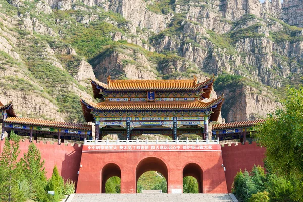 SHANXI, CHINA - Sept 19 2015: Entrance Gate at Heng Shan. a famous landscape in Hunyuan, Datong, Shanxi, China. — Stock Photo, Image