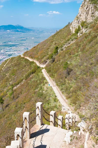 SHANXI, CHINA - 19 de septiembre de 2015: Sendero de montaña en Heng Shan. un paisaje famoso en Hunyuan, Datong, Shanxi, China . — Foto de Stock