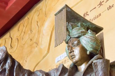 Sichuan, Çin - Mar 29 2015: İmparatoriçe Wu Zetian Huangze Tapınağı'nda heykeli. ünlü tarihi bir site Guangyuan, Sichuan, Çin.