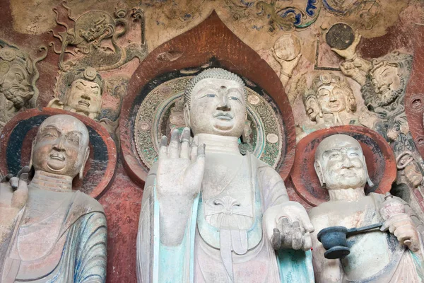 SICHUAN, CHINA - 29 de marzo de 2015: Estatuas de Budda en el Templo de Huangze. un sitio histórico famoso en Guangyuan, Sichuan, China . —  Fotos de Stock