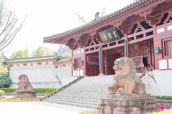 SICHUAN, CHINA - 29 de marzo de 2015: Templo Huangze. un sitio histórico famoso en Guangyuan, Sichuan, China . — Foto de Stock