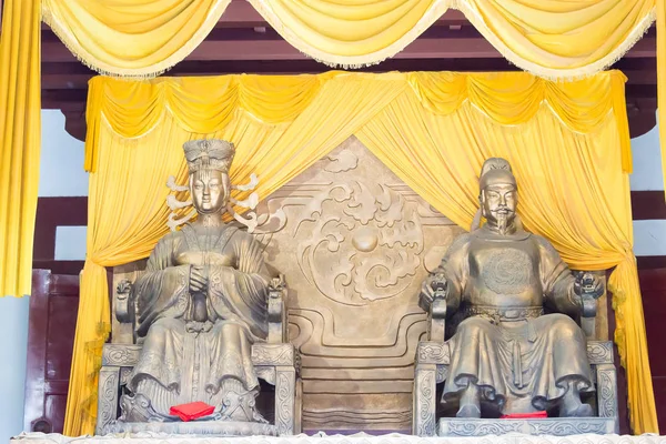 Sichuan, Çin - Mar 29 2015: Wu Zetian ve heykelleri İmparator Gong Huangze Tapınağı'nda. ünlü tarihi bir site Guangyuan, Sichuan, Çin.