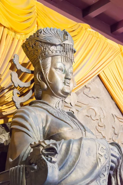 Sichuan, Çin - Mar 29 2015: İmparatoriçe Wu Zetian Huangze Tapınağı'nda heykeli. ünlü tarihi bir site Guangyuan, Sichuan, Çin.