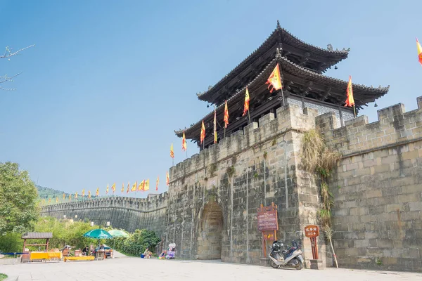 SICHUAN, CINA - 28 mar 2015: Porta di collegamento nella città antica di Zhaohua. un famoso sito storico nel Guangyuan, Sichuan, Cina . — Foto Stock