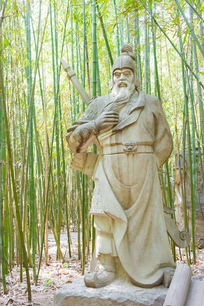 SICHUAN, CHINA - 28 de marzo de 2015: Estatua de Huang Zhong en la Ciudad Antigua de Zhaohua. un sitio histórico famoso en Guangyuan, Sichuan, China . —  Fotos de Stock