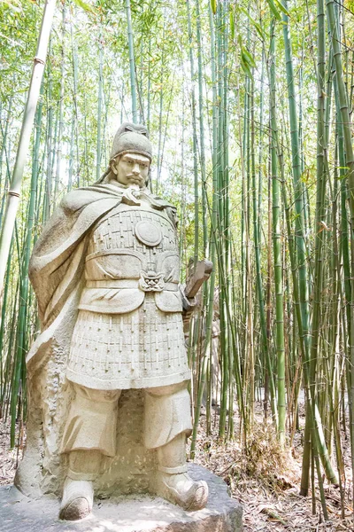 SICHUAN, CHINA - 28 de marzo de 2015: Estatua de Jiang Wei en la Ciudad Antigua de Zhaohua. un sitio histórico famoso en Guangyuan, Sichuan, China . — Foto de Stock