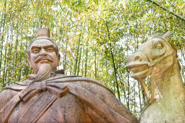 SICHUAN, CHINA - 28 de marzo de 2015: Estatua de Liu Bei en la Ciudad Antigua de Zhaohua. un sitio histórico famoso en Guangyuan, Sichuan, China . —  Fotos de Stock