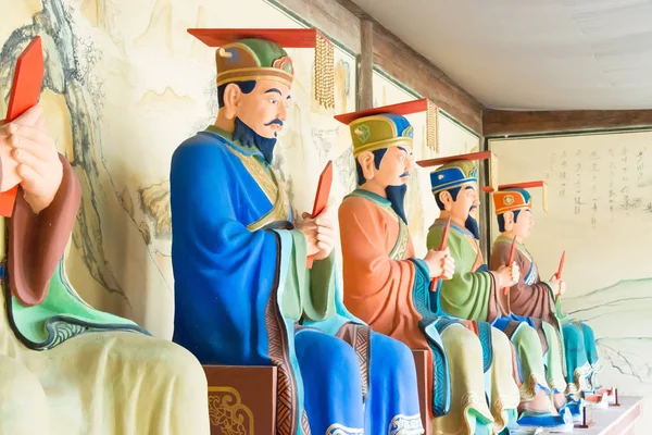 Sichuan, china - 28. März 2015: Statuen im Konfuzius-Tempel der antiken Stadt Zhaohua. eine berühmte historische Stätte in Guangyuan, Sichuan, China. — Stockfoto