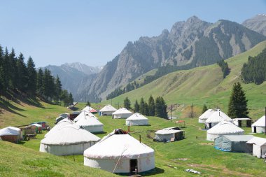 Doğu Türkistan, Çin - 10 Mayıs 2015: Nanshan mera. Urumçi, Xinjiang, China ünlü bir manzarada.
