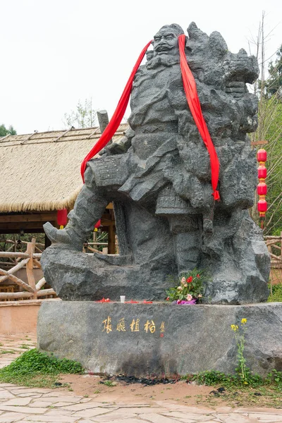 Sichuan, Kina - Mar 27 2015: Zhang Fei staty på Cuiyun korridoren naturskönt område. Cuiyun korridoren är en del av den forntida Shu sökvägen i Guangyuan, Sichuan, Kina. — Stockfoto