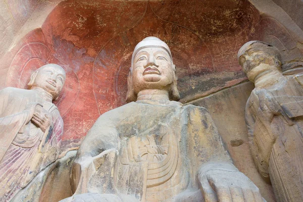 SICHUAN, CHINA - 29 de março de 2015: Estátuas Budda na Área Cênica de Qianfoya. um local histórico famoso em Guangyuan, Sichuan, China . — Fotografia de Stock