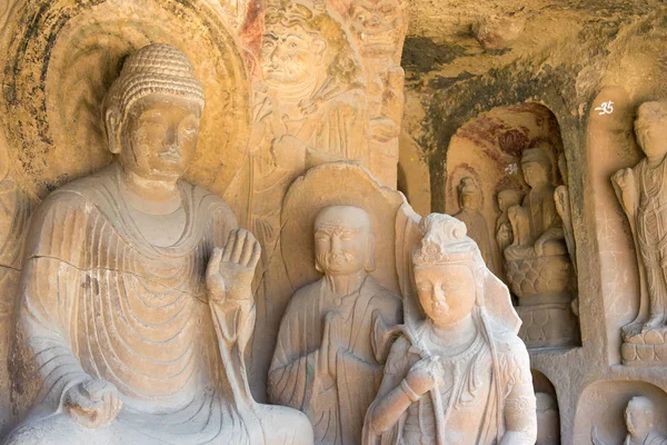 SICHUAN, CHINA - 29 de marzo de 2015: Estatuas de Budda en el área escénica de Qianfoya. un sitio histórico famoso en Guangyuan, Sichuan, China . —  Fotos de Stock