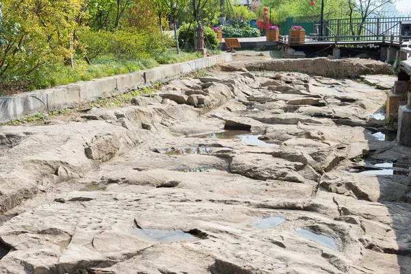 SICHUAN, CHINA - 29 de marzo de 2015: Jinniu Path Site of Qianfoya Scenic Área. un famoso la antigua carretera Jianmen Shu en Guangyuan, Sichuan, China . — Foto de Stock