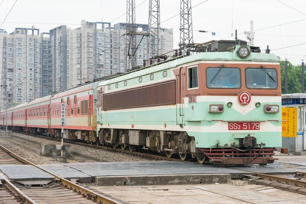 S '-čchuan, Čína - Jun 08 2015: China Railways Ss3 elektrická lokomotiva v Čcheng-tu železniční stanice, s '-čchuan, Čína. Ss3 v Číně železniční síti. — Stock fotografie