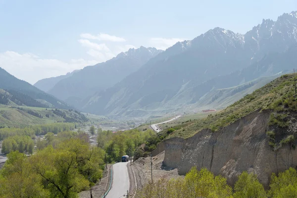 XINJIANG, CINA - 10 maggio 2015: Xinjiang Tianshan. un famoso paesaggio in Urumqi, Xinjiang, Cina . — Foto Stock