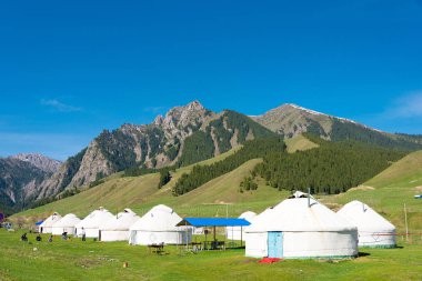 Doğu Türkistan, Çin - 10 Mayıs 2015: Nanshan mera. Urumçi, Xinjiang, China ünlü bir manzarada.