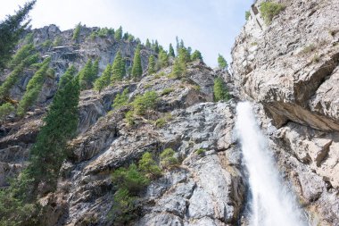 Doğu Türkistan, Çin - 10 Mayıs 2015: Şelale Nanshan mera. Urumçi, Xinjiang, China ünlü bir manzarada.
