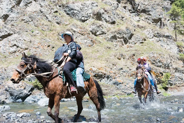 XINJIANG, CHINA - May 10 2015: Visitor at Nanshan Pasture. a famous landscape in Urumqi, Xinjiang, China. — Stock Photo, Image