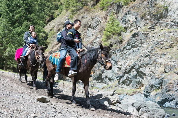 XINJIANG, CHINA - May 10 2015: Visitor at Nanshan Pasture. a famous landscape in Urumqi, Xinjiang, China. — Stock Photo, Image