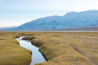 Doğu Türkistan, Çin - 21 Mayıs 2015: Karakul Gölü sabah görünümü. Pamir Dağları, Doğu Türkistan, Çin Akto İlçesi, Kızılsu Kırgız Özerk İli içinde Karakurum karayolu üzerinde ünlü bir manzara.