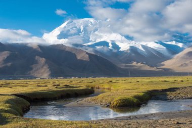 Doğu Türkistan, Çin - 21 Mayıs 2015: Karakul Gölü sabah görünümü. Pamir Dağları, Doğu Türkistan, Çin Akto İlçesi, Kızılsu Kırgız Özerk İli içinde Karakurum karayolu üzerinde ünlü bir manzara.