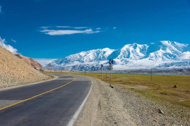 Doğu Türkistan, Çin - 21 Mayıs 2015: Karakurum karayolu. Pamir Dağları, Doğu Türkistan, Çin Akto İlçesi, Kızılsu Kırgız Özerk İli içinde Karakurum karayolu üzerinde ünlü bir manzara.