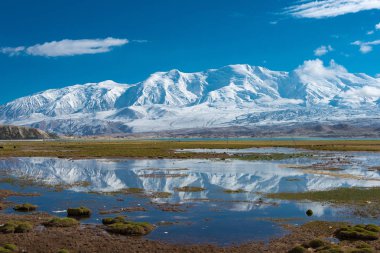 Doğu Türkistan, Çin - 21 Mayıs 2015: Karakul Gölü. Pamir Dağları, Doğu Türkistan, Çin Akto İlçesi, Kızılsu Kırgız Özerk İli içinde Karakurum karayolu üzerinde ünlü bir manzara.