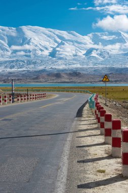 Doğu Türkistan, Çin - 21 Mayıs 2015: Karakurum karayolu. Pamir Dağları, Doğu Türkistan, Çin Akto İlçesi, Kızılsu Kırgız Özerk İli içinde Karakurum karayolu üzerinde ünlü bir manzara.
