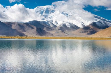 Doğu Türkistan, Çin - 21 Mayıs 2015: Karakul Gölü. Pamir Dağları, Doğu Türkistan, Çin Akto İlçesi, Kızılsu Kırgız Özerk İli içinde Karakurum karayolu üzerinde ünlü bir manzara.