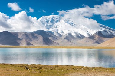 Doğu Türkistan, Çin - 21 Mayıs 2015: Karakul Gölü. Pamir Dağları, Doğu Türkistan, Çin Akto İlçesi, Kızılsu Kırgız Özerk İli içinde Karakurum karayolu üzerinde ünlü bir manzara.