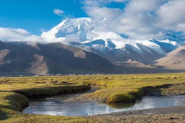 Doğu Türkistan, Çin - 21 Mayıs 2015: Karakul Gölü sabah görünümü. Pamir Dağları, Doğu Türkistan, Çin Akto İlçesi, Kızılsu Kırgız Özerk İli içinde Karakurum karayolu üzerinde ünlü bir manzara.