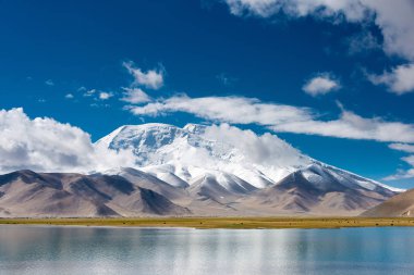Doğu Türkistan, Çin - 21 Mayıs 2015: Karakul Gölü. Pamir Dağları, Doğu Türkistan, Çin Akto İlçesi, Kızılsu Kırgız Özerk İli içinde Karakurum karayolu üzerinde ünlü bir manzara.