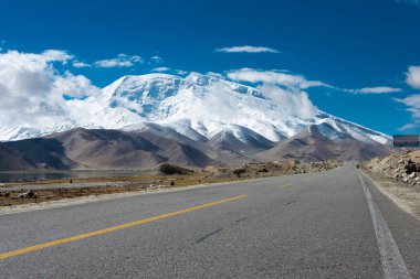 Doğu Türkistan, Çin - 21 Mayıs 2015: Karakurum karayolu. Pamir Dağları, Doğu Türkistan, Çin Akto İlçesi, Kızılsu Kırgız Özerk İli içinde Karakurum karayolu üzerinde ünlü bir manzara.