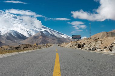 Doğu Türkistan, Çin - 21 Mayıs 2015: Karakurum karayolu. Pamir Dağları, Doğu Türkistan, Çin Akto İlçesi, Kızılsu Kırgız Özerk İli içinde Karakurum karayolu üzerinde ünlü bir manzara.