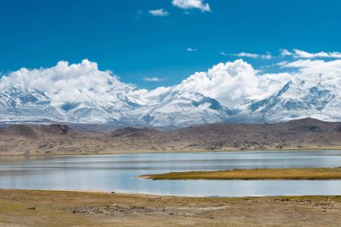 Doğu Türkistan, Çin - 21 Mayıs 2015: Karakul Gölü. Pamir Dağları, Doğu Türkistan, Çin Akto İlçesi, Kızılsu Kırgız Özerk İli içinde Karakurum karayolu üzerinde ünlü bir manzara.