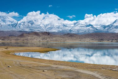Doğu Türkistan, Çin - 21 Mayıs 2015: Karakurum karayolu. Pamir Dağları, Doğu Türkistan, Çin Akto İlçesi, Kızılsu Kırgız Özerk İli içinde Karakurum karayolu üzerinde ünlü bir manzara.