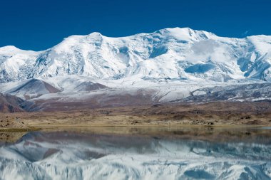 Doğu Türkistan, Çin - 21 Mayıs 2015: Karakul Gölü. Pamir Dağları, Doğu Türkistan, Çin Akto İlçesi, Kızılsu Kırgız Özerk İli içinde Karakurum karayolu üzerinde ünlü bir manzara.