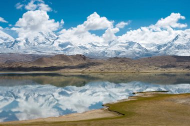 Doğu Türkistan, Çin - 21 Mayıs 2015: Karakul Gölü. Pamir Dağları, Doğu Türkistan, Çin Akto İlçesi, Kızılsu Kırgız Özerk İli içinde Karakurum karayolu üzerinde ünlü bir manzara.