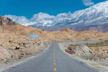 Doğu Türkistan, Çin - 21 Mayıs 2015: Karakurum karayolu. Pamir Dağları, Doğu Türkistan, Çin Akto İlçesi, Kızılsu Kırgız Özerk İli içinde Karakurum karayolu üzerinde ünlü bir manzara.