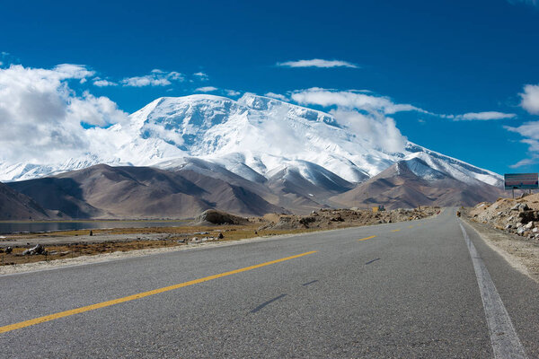 Синьцзянь, Китай - 21 мая 2015 года: Каракорумское шоссе. известный ландшафт на Каракорумском шоссе в горах Памир, уезд Акто, Кизильсу Киргизский автономный округ, Синьцзян, Китай
.