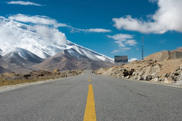 XINJIANG, CHINA - 21 de maio de 2015: Karakoram Highway. uma paisagem famosa na estrada de Karakoram em montanhas de Pamir, condado de Akto, província autônoma de Kizilsu Kirghiz, Xinjiang, China . — Fotografia de Stock