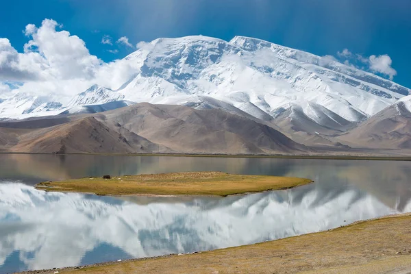 XINJIANG, CHINA - 21 de mayo de 2015: Carretera Karakoram. un paisaje famoso en la autopista Karakoram en las montañas Pamir, Condado de Akto, Prefectura Autónoma de Kizilsu Kirghiz, Xinjiang, China . — Foto de Stock