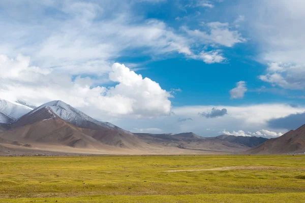 XINJIANG, CHINA - 20 de mayo de 2015: Lago Karakul. un paisaje famoso en la autopista Karakoram en las montañas Pamir, Condado de Akto, Prefectura Autónoma de Kizilsu Kirghiz, Xinjiang, China . — Foto de Stock
