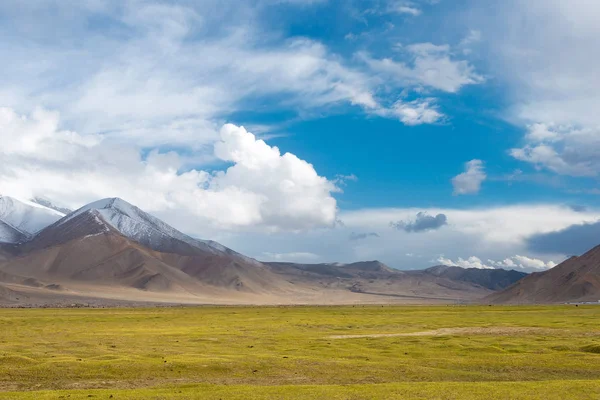 Doğu Türkistan, Çin - 20 Mayıs 2015: Karakul Gölü. Pamir Dağları, Doğu Türkistan, Çin Akto İlçesi, Kızılsu Kırgız Özerk İli içinde Karakurum karayolu üzerinde ünlü bir manzara.