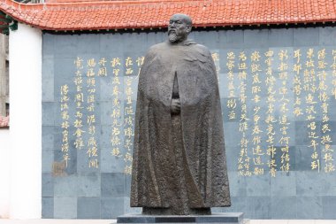 Doğu Türkistan, Çin - 12 Mayıs 2015: Lin Zexu heykele Lin Zexu Anıt Müzesi. Gulca, Ili, Sincan, Çin'deki ünlü tarihi bir site.