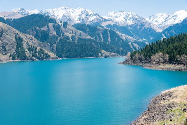 Doğu Türkistan, Çin - 09 Mayıs 2015: Cennet Gölü, Tian Shan(Tianchi). ünlü bir dünya mirası sit alanı Fukang, Sanci, Doğu Türkistan, Çin.