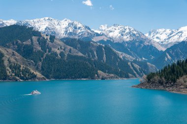 Doğu Türkistan, Çin - 09 Mayıs 2015: Cennet Gölü, Tian Shan(Tianchi). ünlü bir dünya mirası sit alanı Fukang, Sanci, Doğu Türkistan, Çin.
